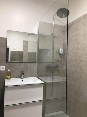 Een douche, een haardroger, handdoeken, zeep