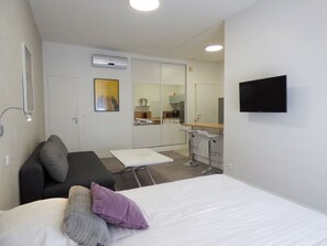 1 slaapkamer, een strijkplank/strijkijzer, wifi, beddengoed