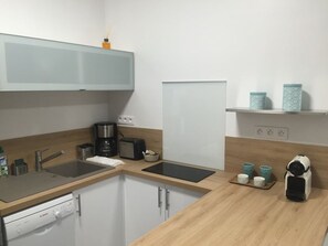 Een koelkast, een microgolfoven, een kookplaat, een vaatwasser