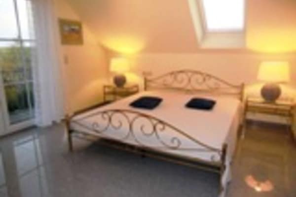 Appartement Kreidefelsen
- Pantryküche mit 2-elektr. Kochplatten, Kühlschrank, Mikrowelle, Kaffeemaschine, Wasserkocher, Eierkocher, Töpfe und Pfanne, Geschirr und Besteck
- WC, Dusche, Waschbecken
- WLAN kostenlos
- Parkplatz direkt am Haus kostenlos
- möblierter Balkon in Südrichtung