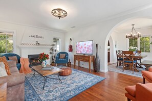 Smart TV, fireplace
