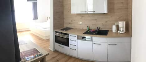 Kjøleskap, mikrobølgeovn, ovn og oppvaskmaskin