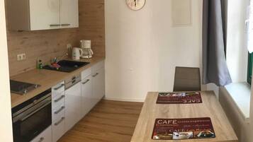 Kühlschrank, Mikrowelle, Ofen, Geschirrspüler