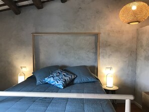 3 habitaciones, tabla de planchar con plancha, wifi y ropa de cama 