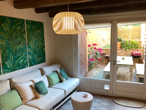 Smart TV y chimenea 