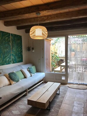 Smart TV y chimenea 