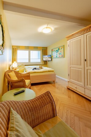 2 Schlafzimmer, Zimmersafe, Reisekinderbett, Bettwäsche