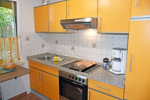 Kylskåp, mikrovågsugn, ugn och kaffe- och tebryggare
