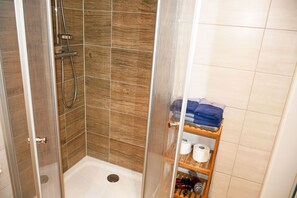 Dusche, Haartrockner, Handtücher