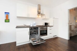 Refrigerador, microondas, horno, lavavajillas