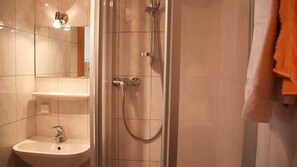 Secador de pelo, toallas