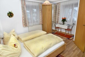 1 bedroom, desk, WiFi, bed sheets