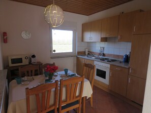 Kylskåp, mikrovågsugn, ugn och diskmaskin