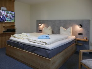 1 bedroom, desk, travel crib, WiFi