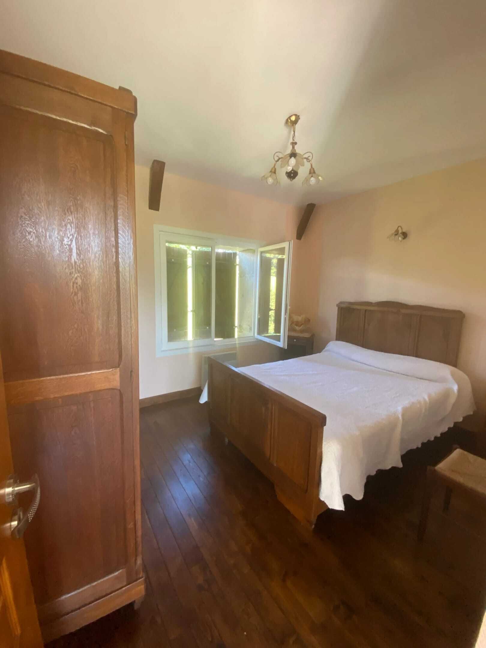 3 chambres, fer et planche à repasser