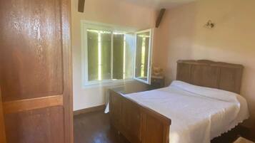 3 chambres, fer et planche à repasser