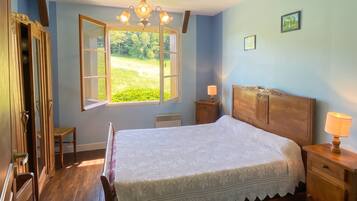 3 makuuhuonetta, silitysrauta/-lauta, vauvan matkasänky