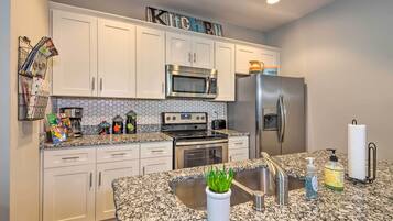 Fridge, microwave, stovetop, dishwasher