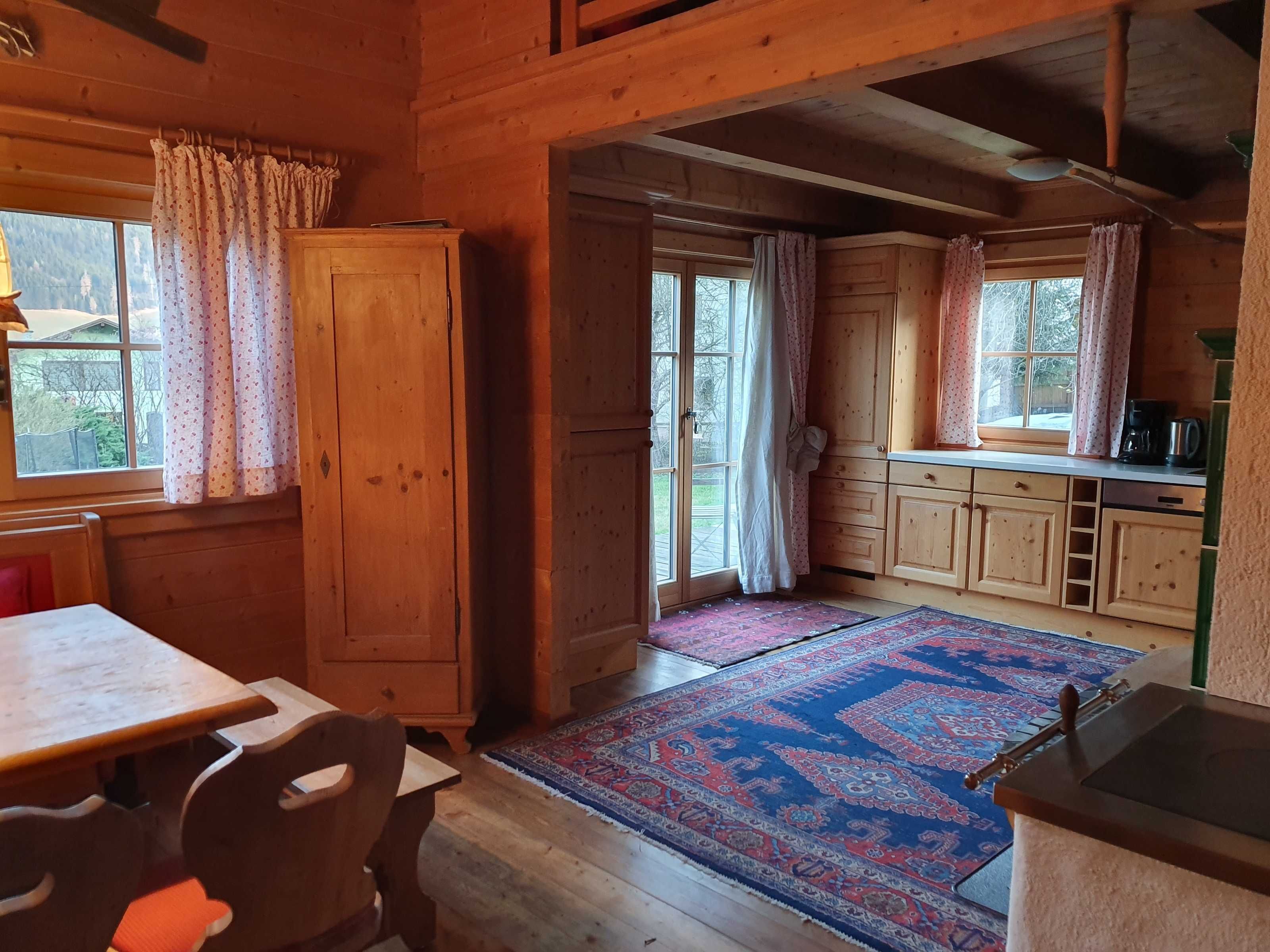 Een koelkast, een microgolfoven, een oven, een vaatwasser