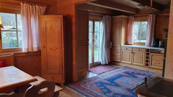 Een koelkast, een microgolfoven, een oven, een vaatwasser