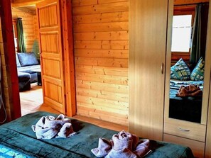 2 bedrooms, travel crib, WiFi, bed sheets