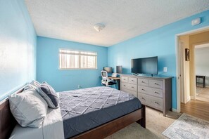 3 bedrooms, desk, iron/ironing board, free WiFi