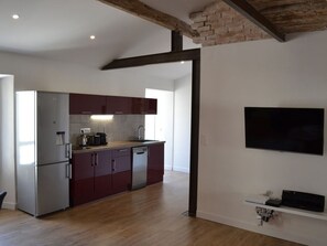 Frigorifero, microonde, piano cottura, lavastoviglie