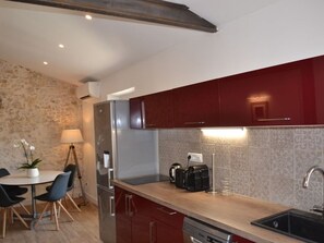 Réfrigérateur, micro-ondes, plaque de cuisson, lave-vaisselle