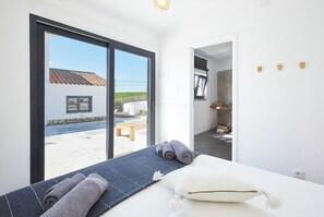 5 quartos, escrivaninha, ferros/tábuas de passar roupa, berço de viagem
