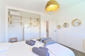 5 bedrooms, desk, iron/ironing board, travel cot