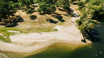 Aan het strand, ligstoelen aan het strand, strandlakens