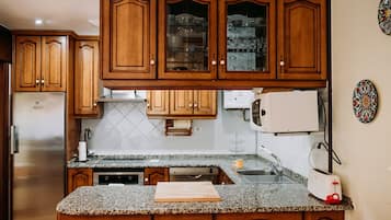 Een koelkast, een magnetron, een oven, een kookplaat