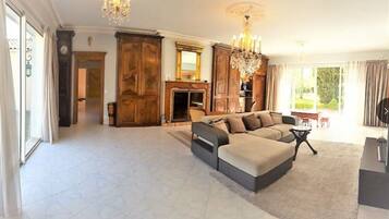 Télévision, baby-foot, table de tennis de table, livres