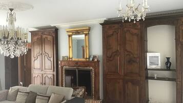 Télévision, baby-foot, table de tennis de table, livres