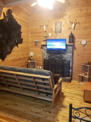 Smart-tv, eldstad och böcker