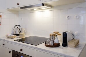ハイチェア、調理器具と食器、香辛料、ペーパータオル