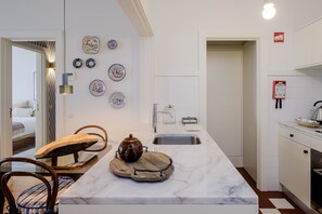 Periquera, utensilios de cocina, condimentos y toallas de papel 