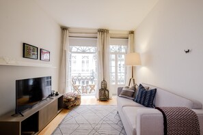 TV, books - Boutique Rentals - Flores Plaza Apt in Ribeira (Porto)
