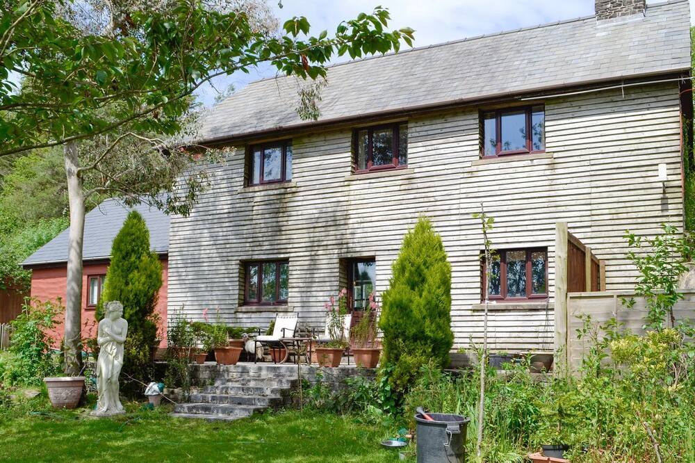 3 bedroom accommodation in Felindre, near Swansea