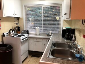 Fridge, microwave, oven, stovetop - Mountain Chalet, Close to Downtown, Dog Friendly (Asheville)