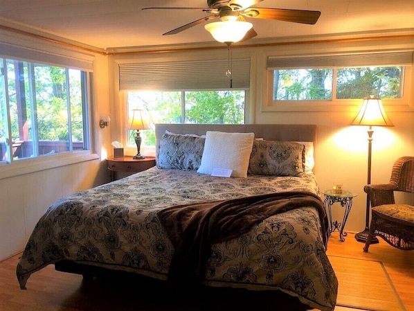 2 bedrooms, iron/ironing board, WiFi, bed sheets - Mountain Chalet, Close to Downtown, Dog Friendly (Asheville)