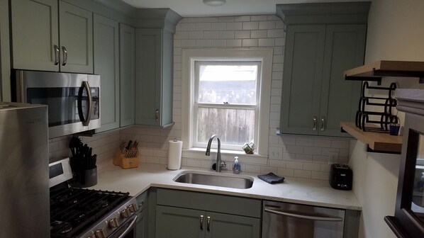 Frigorifero, microonde, forno, piano cottura