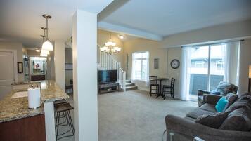 Smart TV, Hulu, DVD player, streaming services