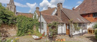 3 bedroom accommodation in Lingfield