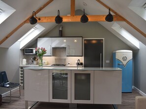 Dishwasher, high chair - 2 bedroom accommodation in Freshwater, near Totland (Freshwater, near Totland)