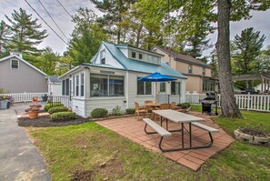Outdoor dining - Sebago Lake Cottage w/ Patio + Beach Access! (Sebago)