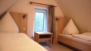 2 bedrooms, travel crib, bed sheets