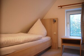 2 bedrooms, travel cot, bed sheets