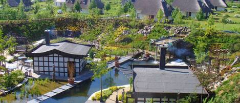 Propiedad junto al río con arquitectura tradicional, un muelle y un pequeño jardín.