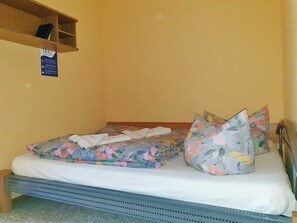 1 bedroom, desk, WiFi, bed sheets - Double room - Pension Henze (Hoyerswerda)